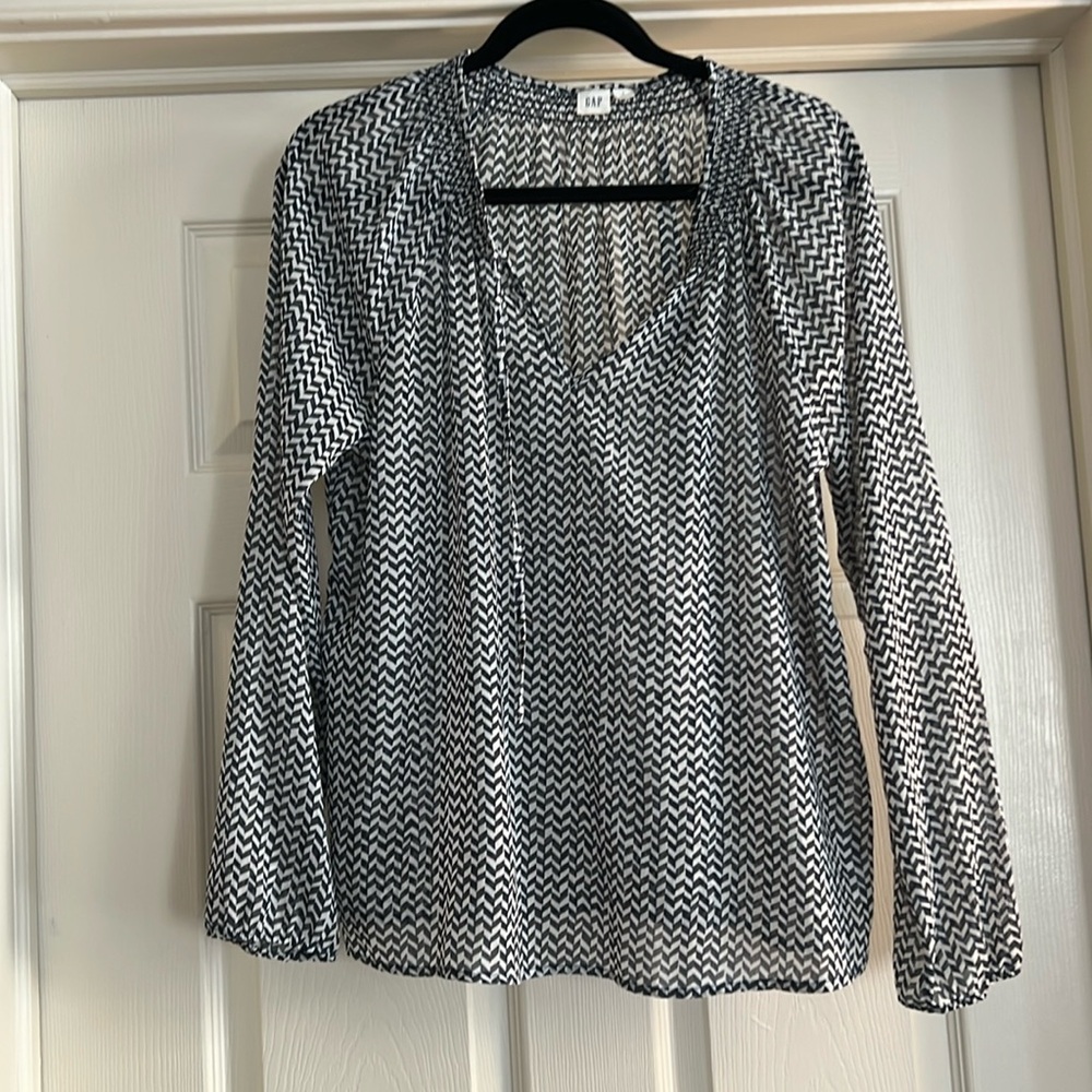 Women’s Gap navy blue and white herringbone blouse size Large great condition
